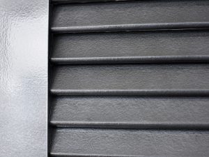 Porte de placard modèle Persienne en hêtre poncé, gris nacré - Zoom