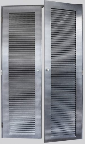 Porte de placard modèle Persienne en hêtre poncé, gris nacré