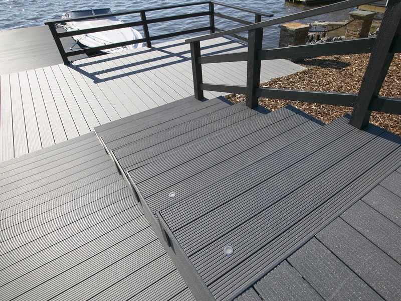 Escalier en lame de terrasse composite UPM ProFi Deck 150 - Gris granité (Finlande)