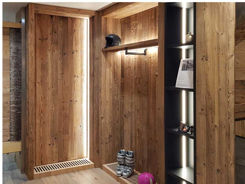 Lambris en vieux bois brûlé soleil brossé - Showroom de BOIS ESPACE Albertville