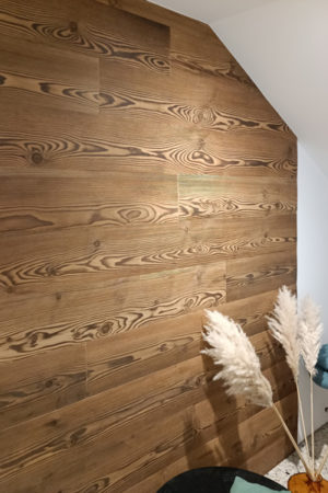 Mur revêtu de lambris en mélèze Vintage brossé, bois massif étuvé, revêtement bois pour un style authentique et chaleureux