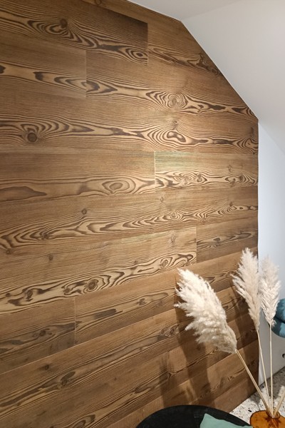 Mur revêtu de lambris en mélèze Vintage brossé, bois massif étuvé, revêtement bois pour un style authentique et chaleureux