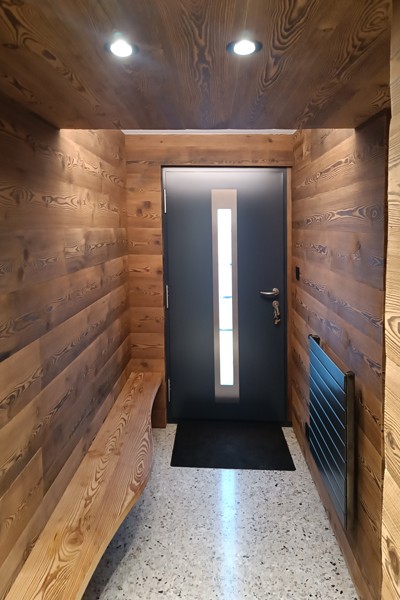 Entrée avec lambris en bois de mélèze Vintage brossé - Ambiance naturelle et élégante avec finition bois authentique et texture brossée