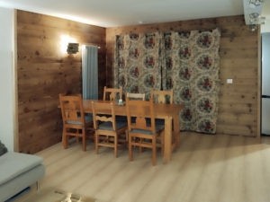 Coin repas avec lambris en sapin-épicéa Vintage brossé - Ambiance chaleureuse et naturelle avec finition bois authentique et texture brossée
