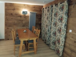 Coin repas avec lambris en sapin-épicéa Vintage brossé - Ambiance chaleureuse et naturelle avec finition bois authentique et texture brossée