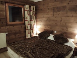 Chambre avec lambris en sapin-épicéa Vintage brossé - Ambiance chaleureuse et authentique avec finition bois naturel et texture brossée