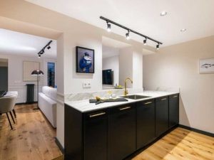 Cuisine avec un parquet contrecollé en chêne verni naturel de la gamme Ferme