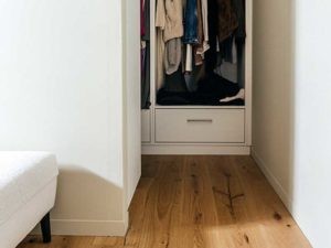 Parquet contrecollé en chêne verni naturel de la gamme Ferme