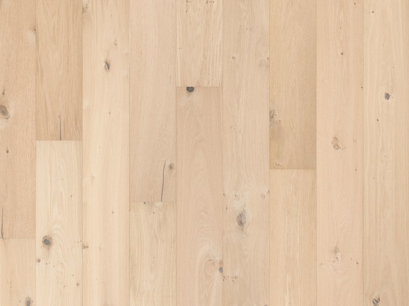 Parquet contrecollé en chêne Savannah de Solidfloor, finition huilée blanc invisible, avec des veines naturelles et des nœuds distinctifs.