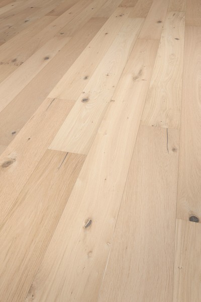 Parquet contrecollé en chêne Savannah de Solidfloor, finition huilée blanc invisible, avec des veines naturelles et des nœuds distinctifs.