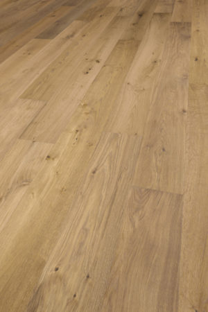 Le parquet contrecollé en chêne Savannah de Solidfloor, dans sa finition fumée et huilée, présente une teinte chaude et naturelle.