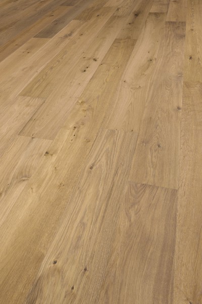 Le parquet contrecollé en chêne Savannah de Solidfloor, dans sa finition fumée et huilée, présente une teinte chaude et naturelle.