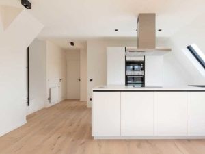 Cuisine avec un parquet contrecollé en chêne verni invisible de la gamme Cottage