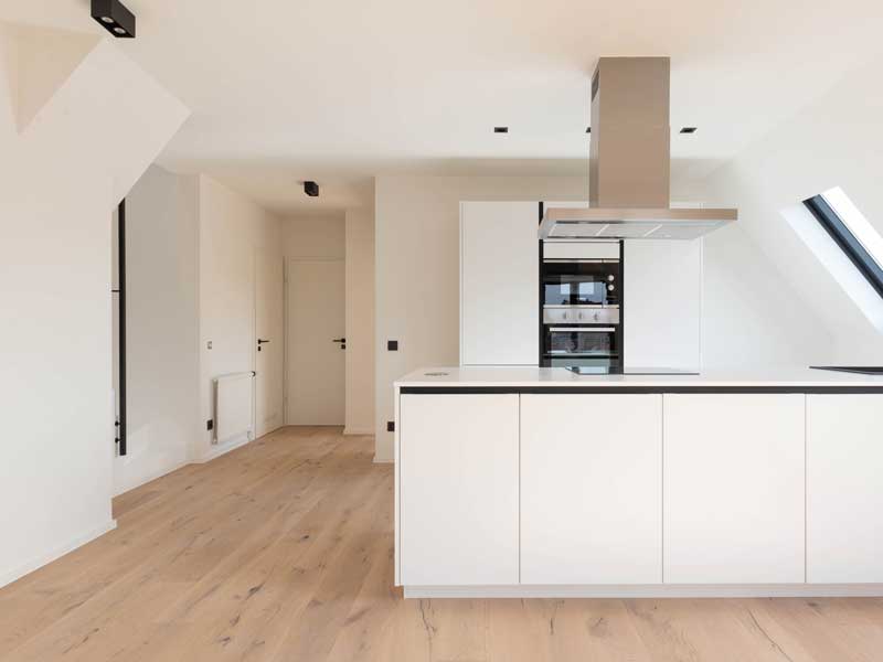 Cuisine avec un parquet contrecollé en chêne verni invisible de la gamme Cottage