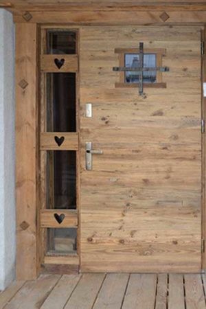 Porte d'entrée en vieux bois réalisée sur-mesure