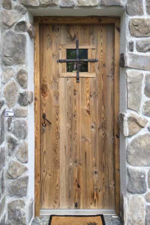 Porte d'entrée en vieux bois