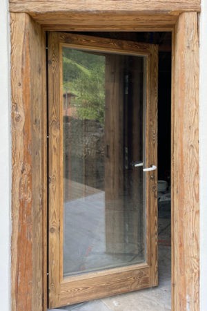 Porte d'entrée vitrée réalisée en vieux bois