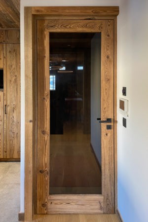 Porte d'intérieur. Porte vitrée en vieux bois réalisée sur-mesure