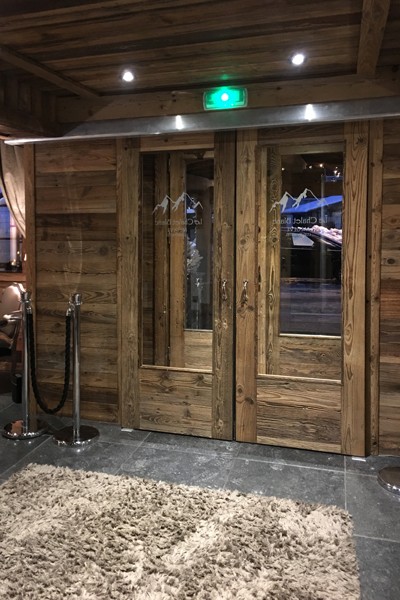 Porte en vieux bois avec 2 vantaux vitrés