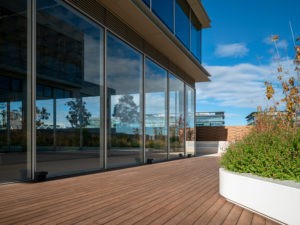 Terrasse réalisée avec des lames Dasso CTECH MAX en fibres de bambou compressées et imprégnées CeramiX, offrant haute densité et durabilité.