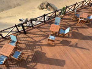 Terrasse en bordure de plage réalisée avec des lames Dasso CTECH MAX en fibres de bambou compressées et imprégnées CeramiX, offrant haute densité et durabilité.