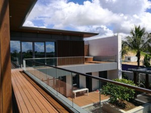 Terrasse de balcon réalisée avec des lames Dasso CTECH MAX en fibres de bambou compressées et imprégnées CeramiX, offrant haute densité et durabilité.