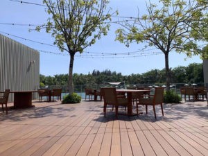 Terrasse réalisée avec des lames Dasso CTECH MAX en fibres de bambou compressées et imprégnées CeramiX, offrant haute densité et durabilité.