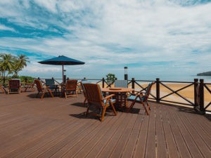 Terrasse en bord de mer réalisée avec des lames Dasso CTECH MAX en fibres de bambou compressées et imprégnées CeramiX, offrant haute densité et durabilité.